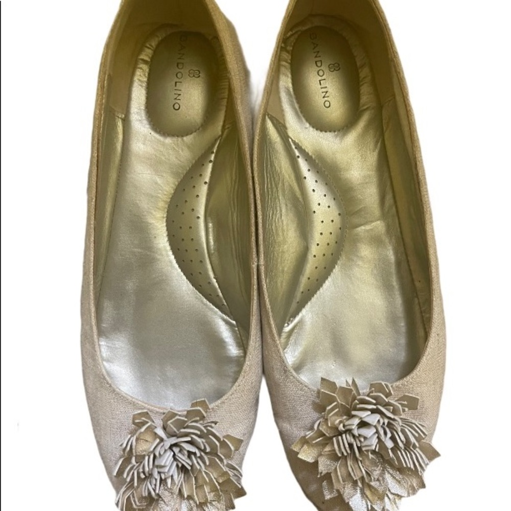 Bandolino women’s neutral canvas golden 9.5 flats